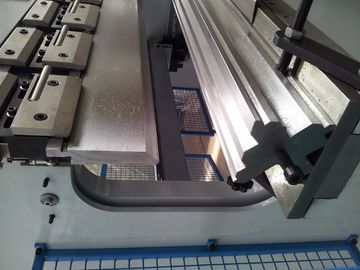 ESTUN E200 Controller CNC Folder Bender สําหรับการผลิตขนาดใหญ่ ระยะทางระหว่างคอลัมน์ 2600 มม