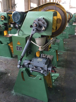 เครื่องป้อนอาหารแบบอัตโนมัติ PLC ที่มีหน้าจอสัมผัส สามารถป้อนอาหารได้อย่างแม่นยําของชิ้นส่วนกว้าง 20 มิลลิเมตรของหมวกยาในการผลิต