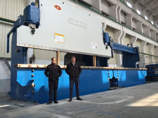 เบรกกดไฮดรอลิก CNC ที่แม่นยำพร้อมมาตรวัดหลังเซอร์โวมอเตอร์และรางเชิงเส้นบอลสกรูเพื่อความแม่นยำ ± 0.05 มม