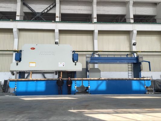 4+1 Axis CNC Hydraulic Press Brake พร้อม Delem DA53T Controller สําหรับการบิดแผ่นโลหะ 135 ตัน