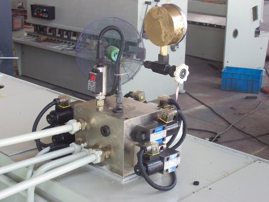 เครื่องตัดแผ่นโลหะแบบกิโยติน เครื่องตัดแผ่นโลหะไฮดรอลิก CNC น้ำหนักเครื่องแตกต่างกันไปตั้งแต่ 2000 กก. ถึง 10000 กก. โซลูชันการตัดที่แม่นยำ